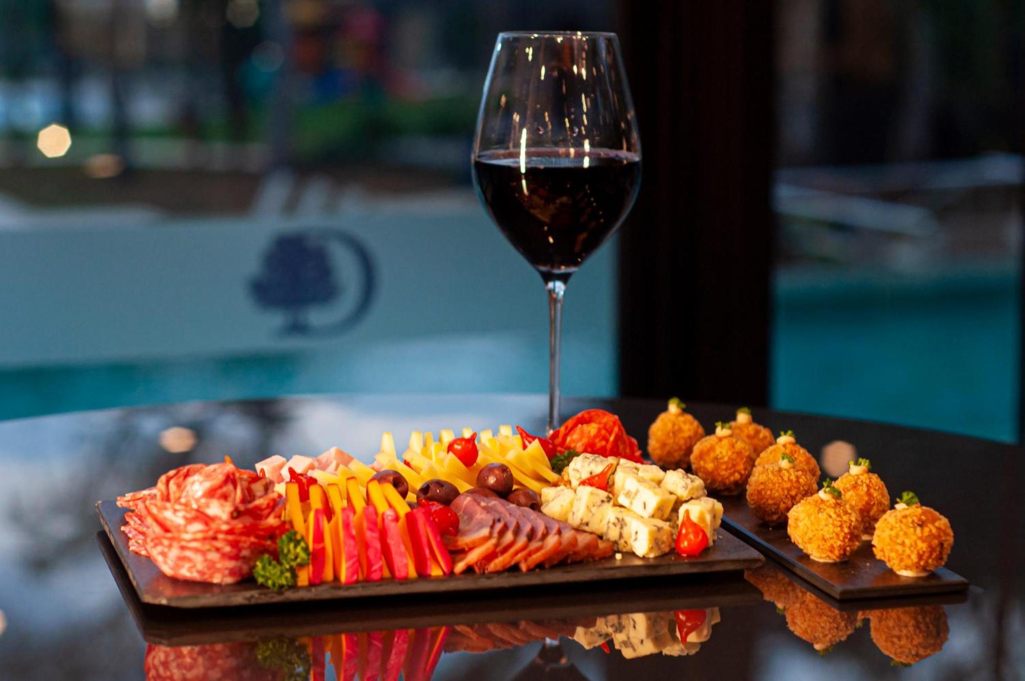 Doubletree By Hilton - Resort - Foz do Iguaçu Exterior foto A wine and tapas pairing