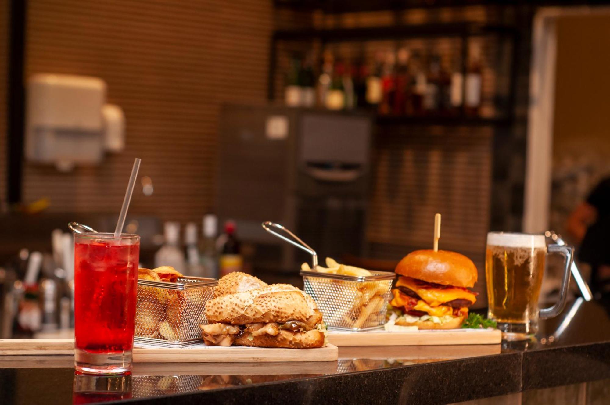 Doubletree By Hilton - Resort - Foz do Iguaçu Exterior foto A selection of food and drink at the bar